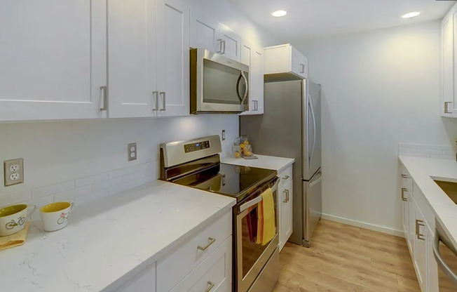 Beautiful 1 bed Condo + garage parking in desired Lower Queen Anne! Available Now!