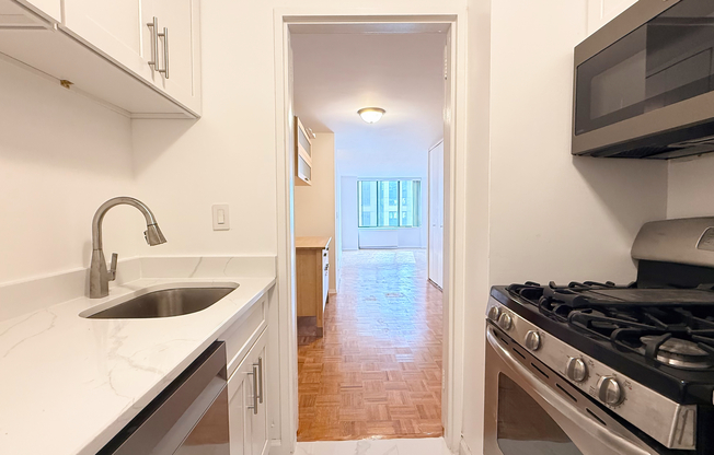 1 bed, 1 bath, $4,700, Unit 20D