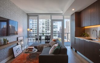 208 W HL ST