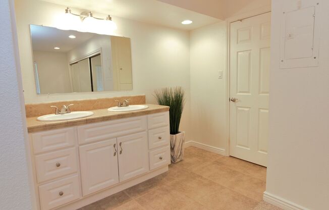 1 bed, 1 bath, $2,000, Unit C24
