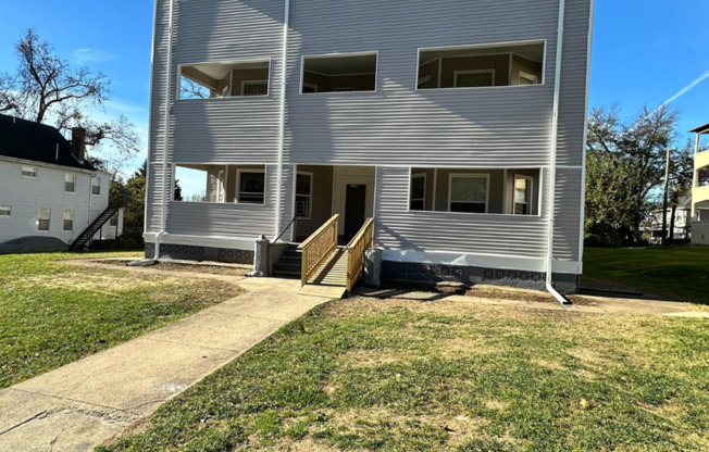 1 bed, 1 bath, $1,100, Unit 2206 Roslyn Ave Unit 8