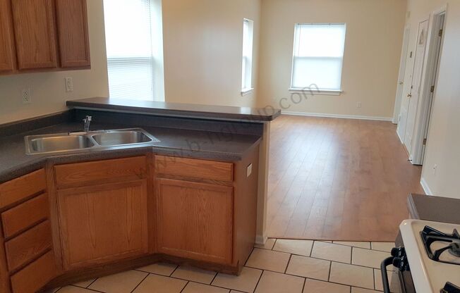 2 beds, 1 bath, 871 sqft, $950, Unit Upper