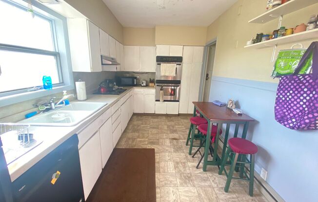 AVAILABLE JUNE - 6 Bedroom/2 Bathroom House in Lakeside