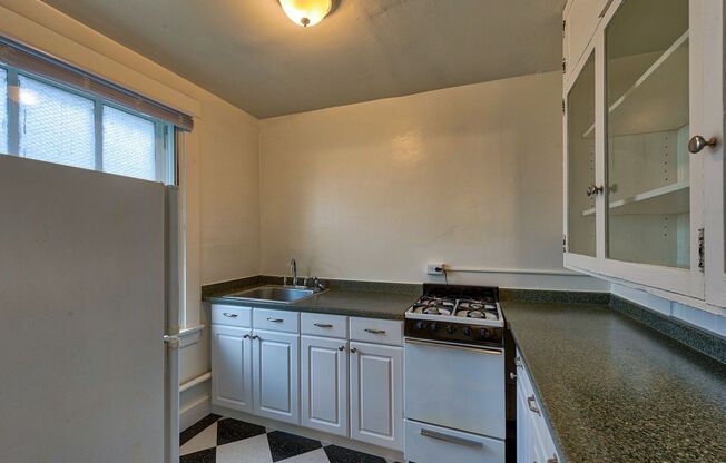 Studio, 1 bath, 500 sqft, $895, Unit 28