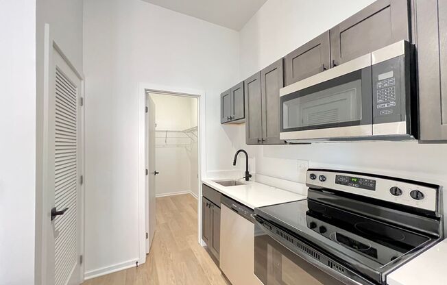 Studio, 1 bath, 400 sqft, $1,724, Unit 305
