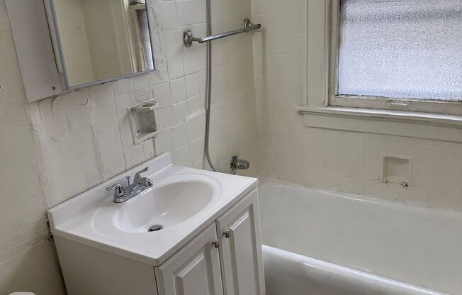 Spacious 2-Bedroom Lower Duplex