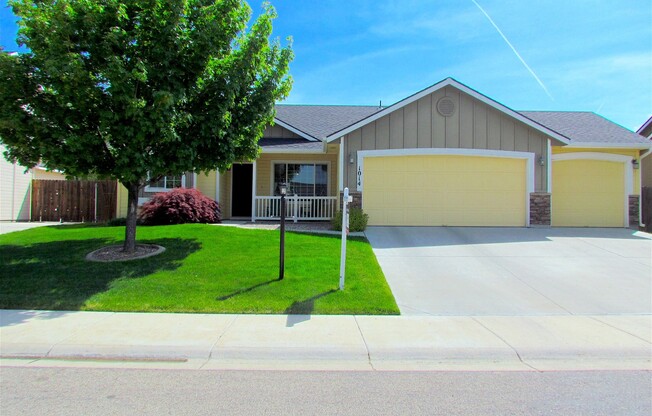 4 bedroom 2 bath + Bonus Room home and neighborhood pool in NW Meridian!