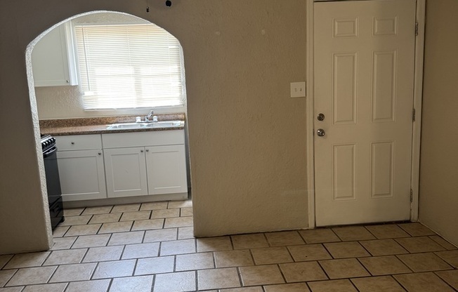 302 W FLORES ST
