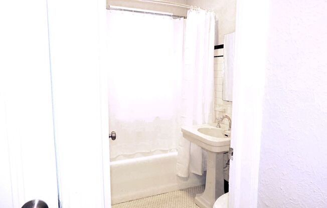 1 bed, 1 bath, 700 sqft, $949