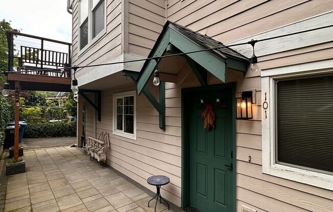 Lovely Corner Townhome in the Heart of Capitol Hill/Madrona