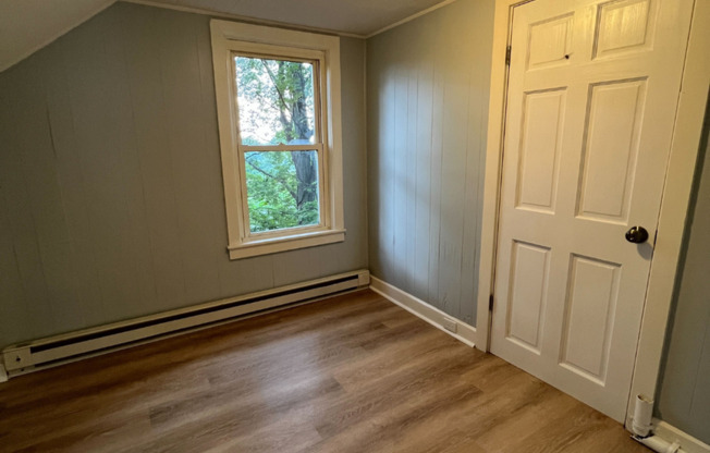 1 bed, 1 bath, $1,100, Unit 4