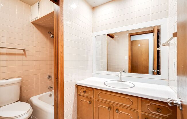 Studio, 1 bath, 475 sqft, $749, Unit 215