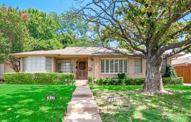 2 Bedroom, 1 Bath Duplex in Caruth Terrace!