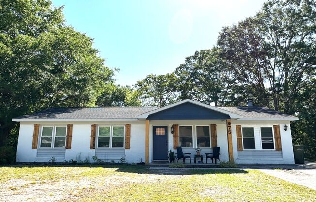 3 Bedroom, 2 Bath off Cliffdale Rd!