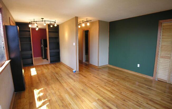 Studio, 1 bath, 450 sqft, $1,095, Unit Unit #8