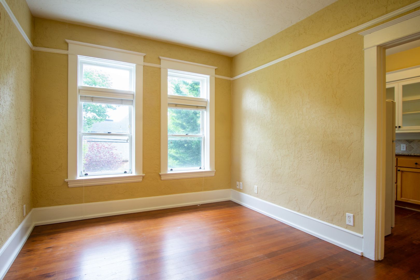 Top Floor Corner 2 Bed with Dining Nook, Exposed Brick & DW!