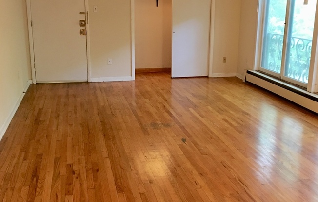 2 Bedroom Apartment Right off University Avenue!