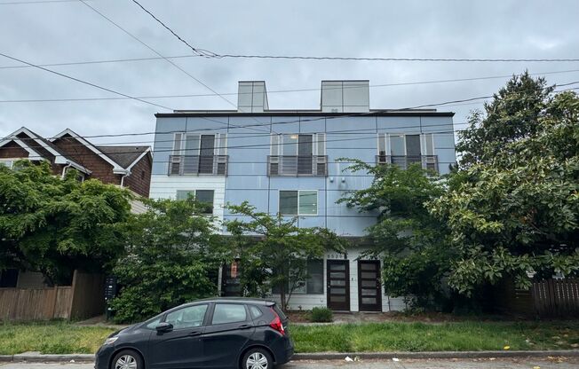 Modern 2018 Townhome with Rooftop Deck Near Green Lake – Prime North Seattle Location!