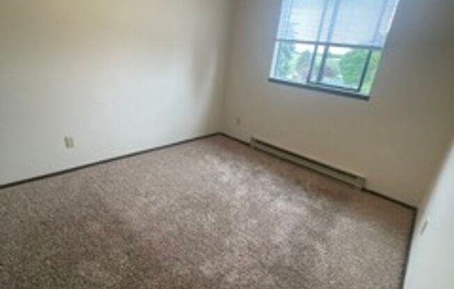 2 beds, 1 bath, 674 sqft, $1,050, Unit 33