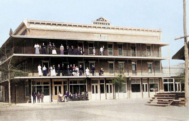 Umatilla Colonial Apartments