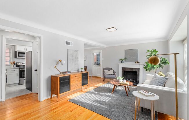 2 beds, 1 bath, 800 sqft, $1,950, Unit 824 N Mcknight