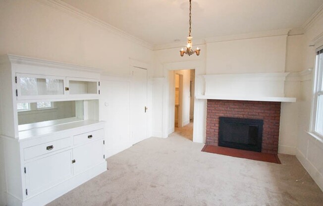 Lease this Beautiful Sullivan's Gulch Vintage 2-Bed w/Sunroom!