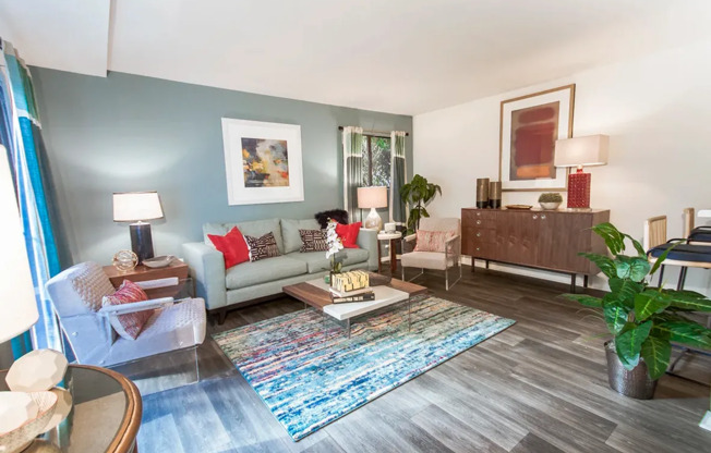 1 bed, 1 bath, 747 sqft, $1,099