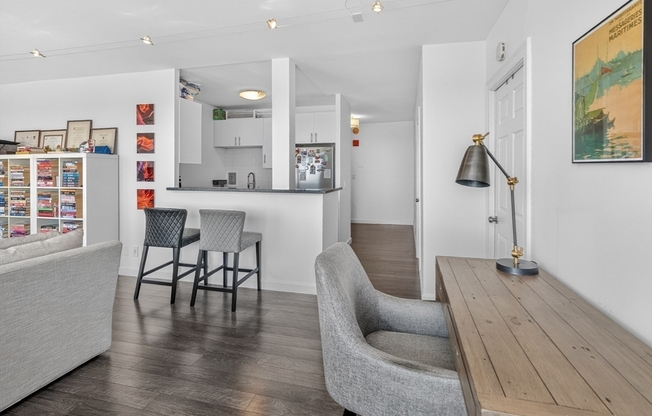 1 bed, 1 bath, 862 sqft, $4,100, Unit 33E