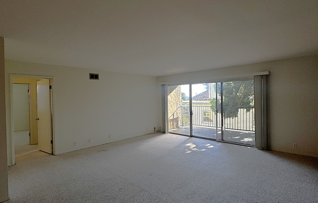 Large 2 bedroom 2 bath modern apartment in an attractive secure building, with balcony, fully decked kitchen