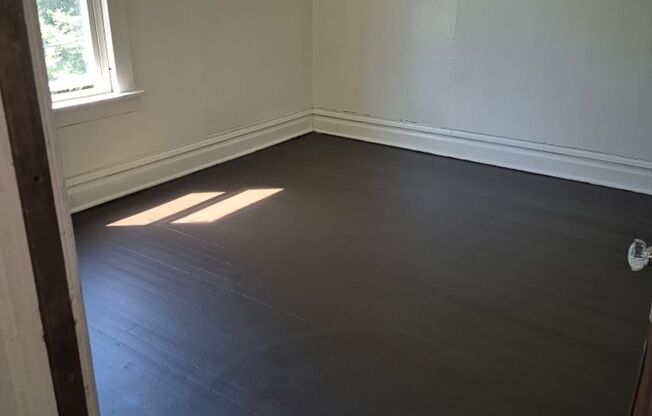 Spacious 4-Bedroom Upper Duplex with Yard