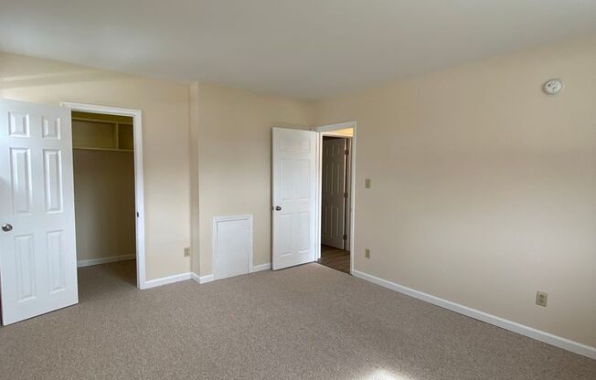 2 beds, 1 bath, 874 sqft, $1,465, Unit L-11