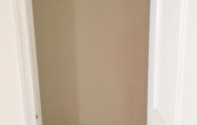 2 beds, 1 bath, 800 sqft, $1,695, Unit B21