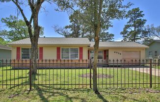 Move In Ready in 77016!  3 Bedroom / 1.5 Bathroom
