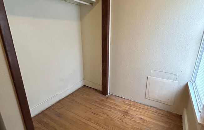 2 beds, 1 bath, $950, Unit 201