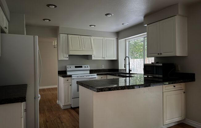 Beautiful Tri-level 4 beds, 2.5 baths plus den, within one mile from Cougar Ridge Elementary