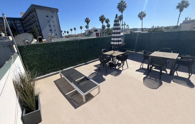 114 North Doheny Drive