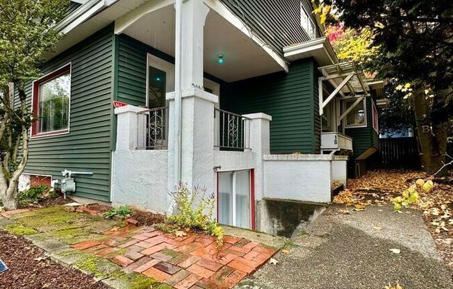 2112 E REPUBLICAN ST