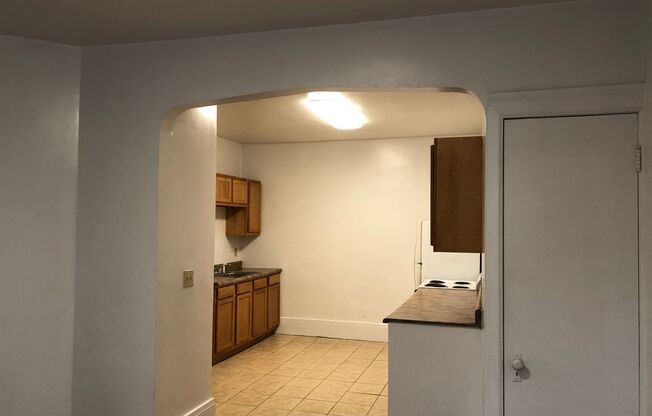 2 beds, 1 bath, $1,000, Unit 1 A