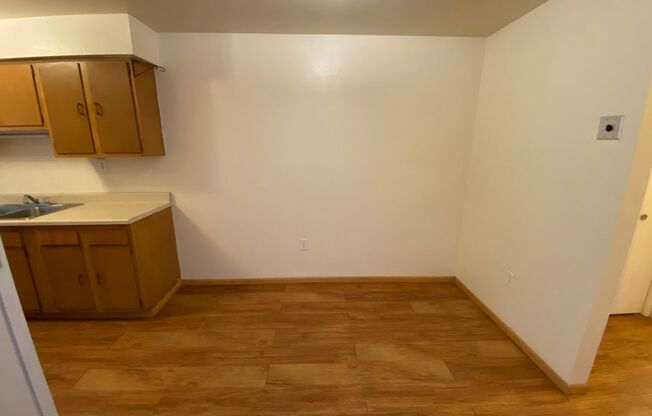 1 bed, 1 bath, 686 sqft, $1,050, Unit 24