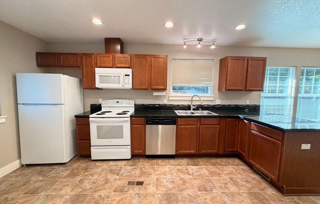 *1/2 MONTH FREE* Spacious 4-Bed/3.5 Bathrooms off street parking and central air! S. Portland