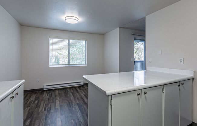 2 beds, 1 bath, 980 sqft, $1,645