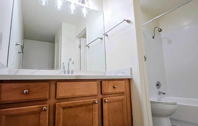 2 beds, 1 bath, 880 sqft, $2,420, Unit 9