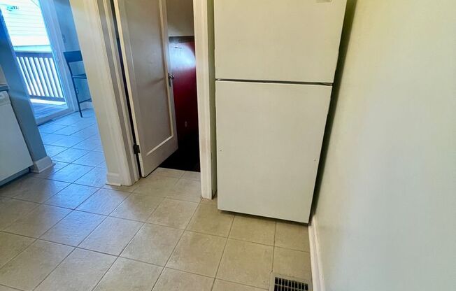 2 beds, 1 bath, $1,200