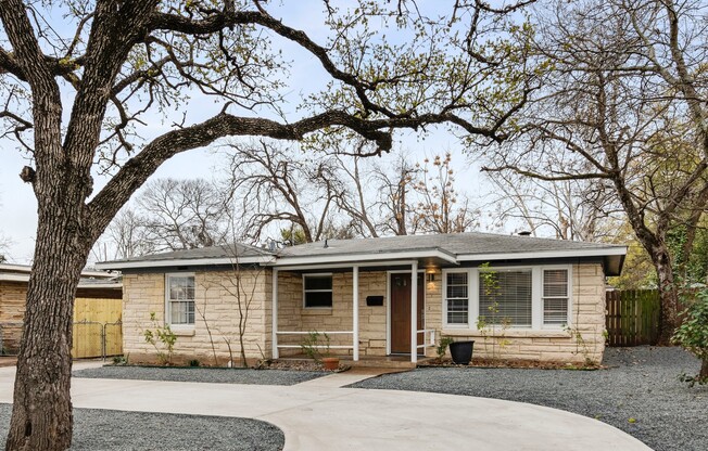 2018 Remodeled 3 bed / 2 bath - wood / tile floors, fenced yard. Hyde Park / Downtown