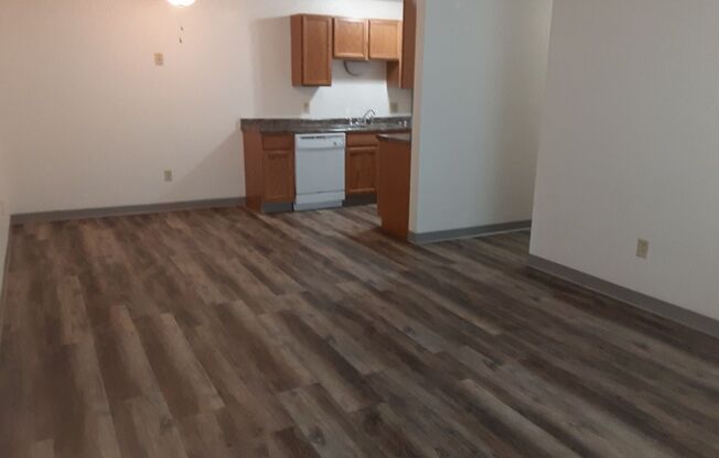 2 beds, 1 bath, 765 sqft, $760, Unit 06