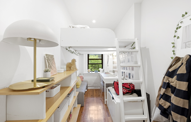 152 E 74 ST