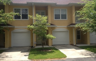 Quiet neighborhood close to Royal Park Plaza, theaters, shopping, restaurants, and UF