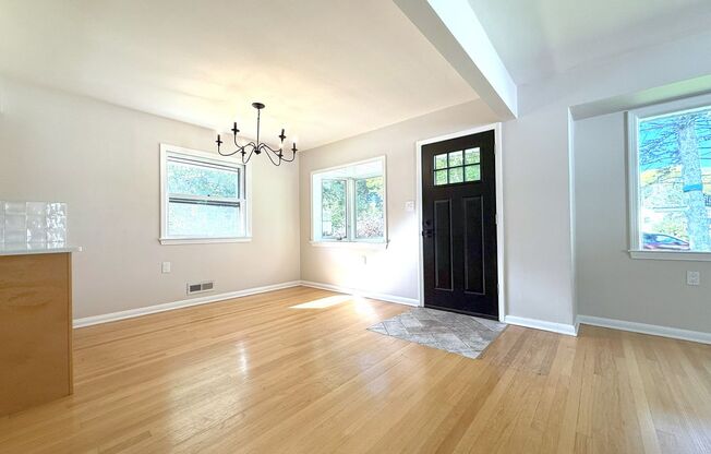 Gorgeous 3-bedroom single family home - Available NOW!