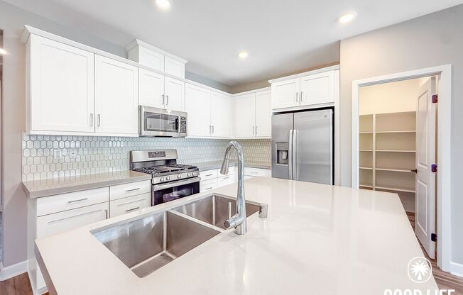 2BD/2BA home in Mira Mesa with Private Balcony, Pool & 2-Car Garage