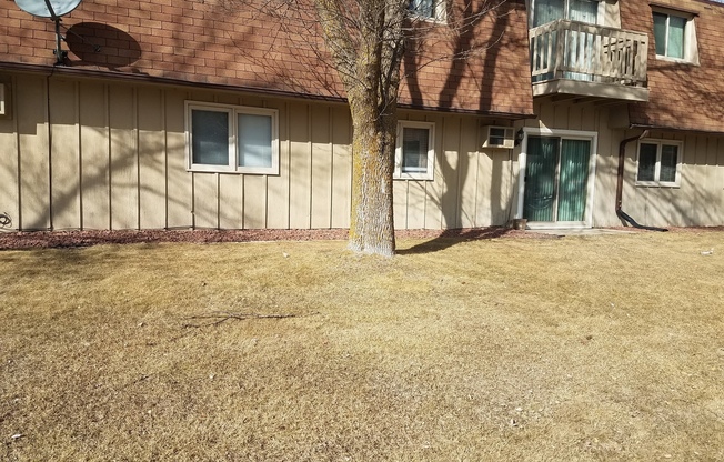 2 beds, 1 bath, $855, Unit 2F